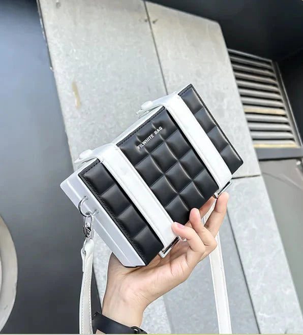 Blake | Box-Umhängetasche im Strukturlook