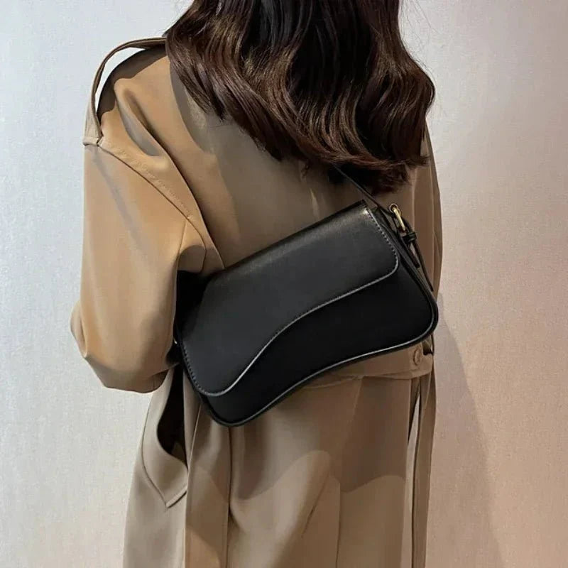 Juneesa | Umhängetasche mit Klappe