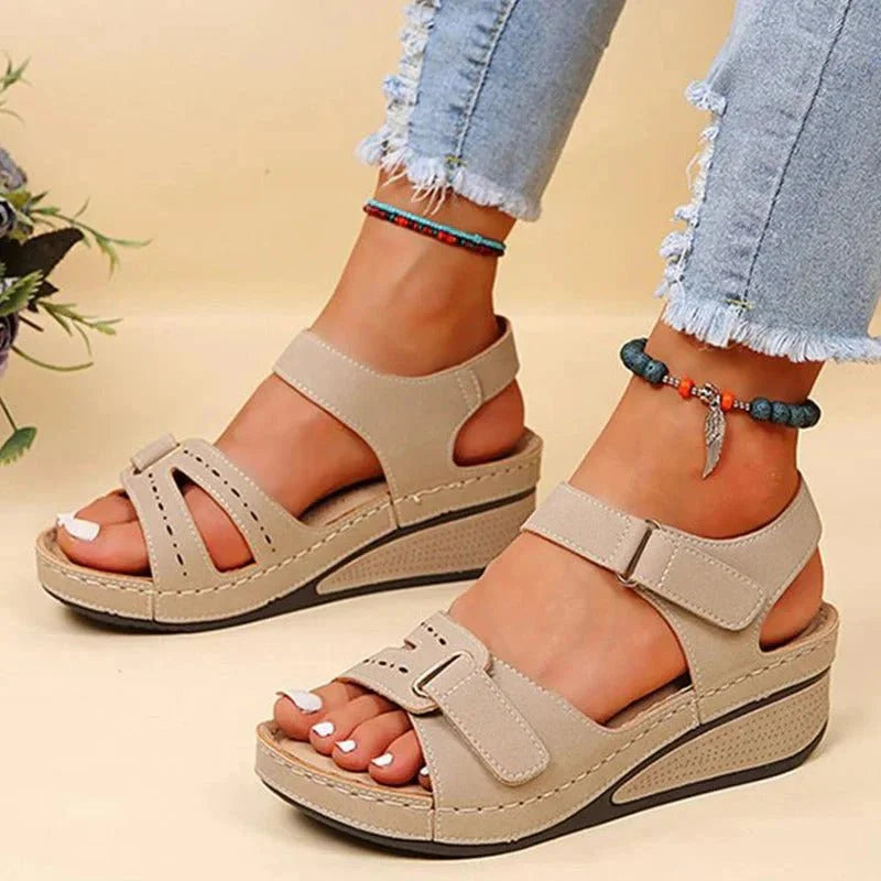 Miravea | Elegante Riemchensandalen mit Keilabsatz