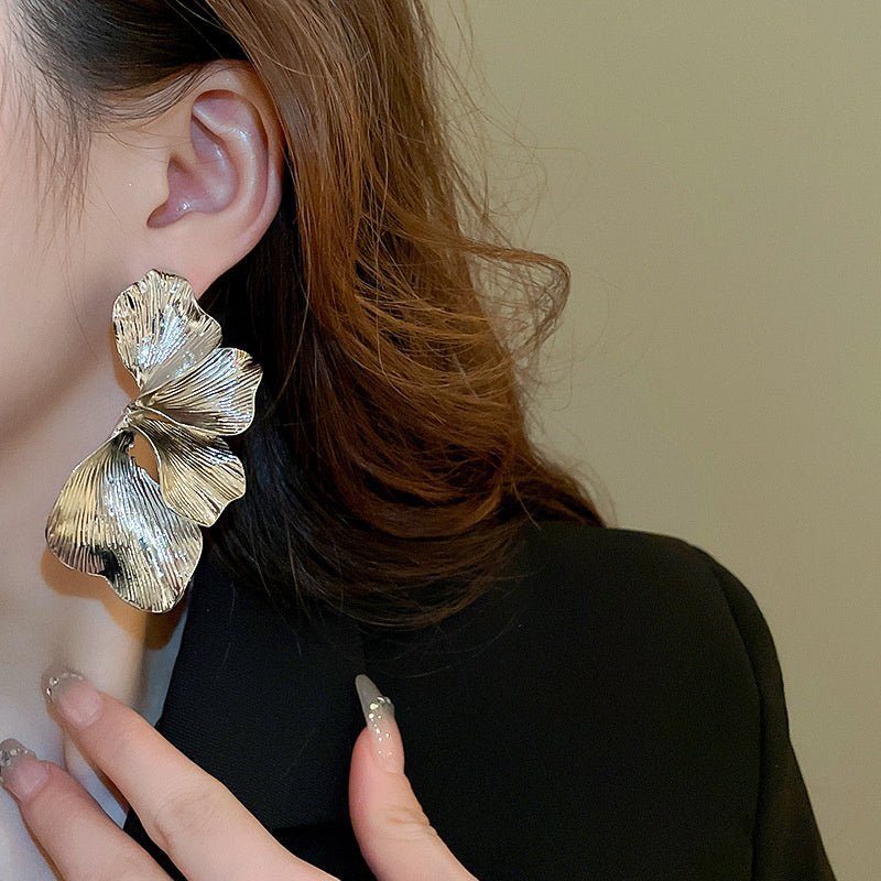 Elegante Statement-Ohrringe mit Blütenblättern