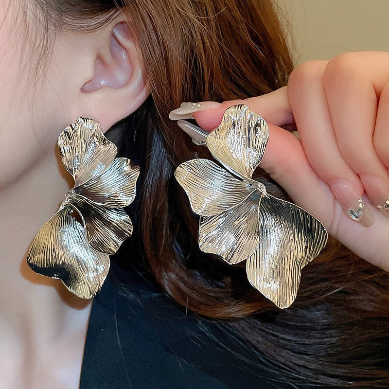 Elegante Statement-Ohrringe mit Blütenblättern